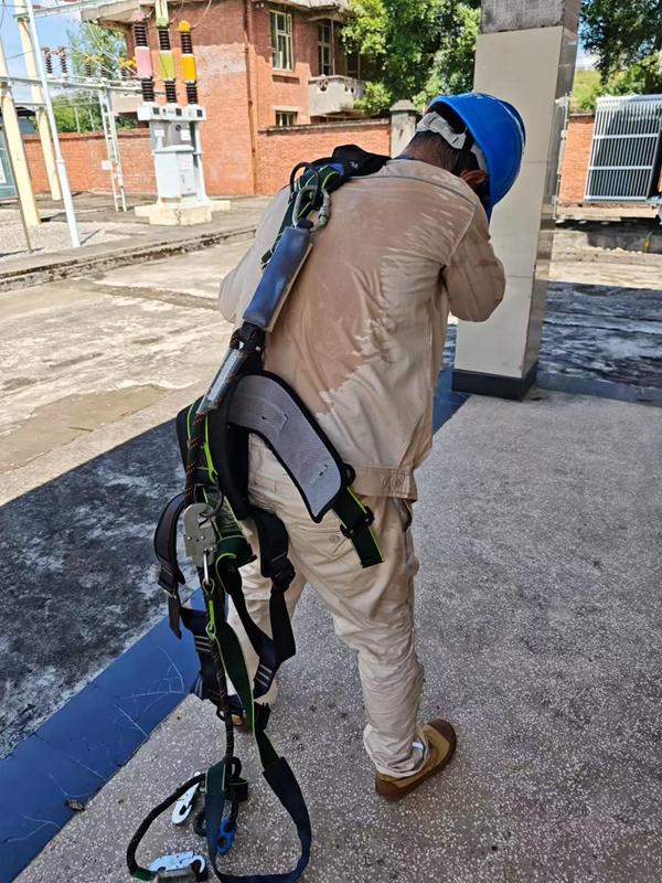 電力人員汗水濕透衣背。國網重慶永川供電公司