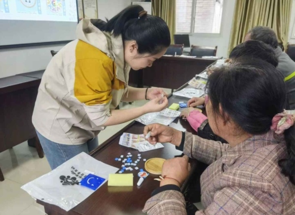 在創意師引導下制作杯墊，體驗樂趣增強自信心。余鄂攝