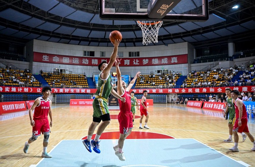 8月7日，南川區，運動員們正在第十二屆籃協杯聯賽中進行籃球比賽。通訊員 甘昊旻 攝