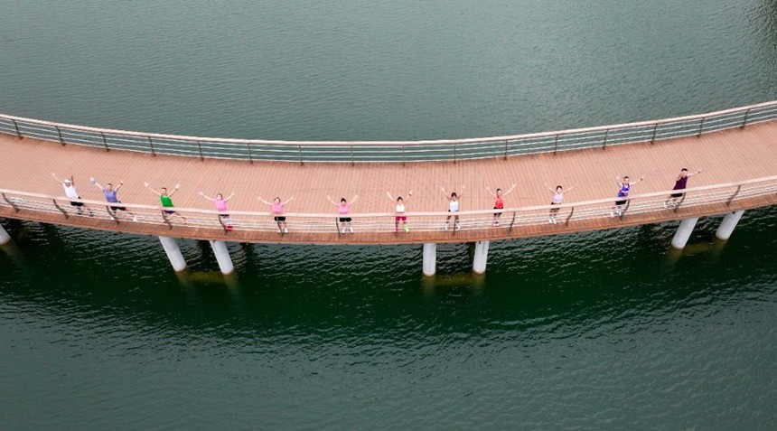 8月8日，墊江縣桂溪街道三合湖濕地公園，市民在晨練中（無人機照片）。特約攝影 龔長浩 