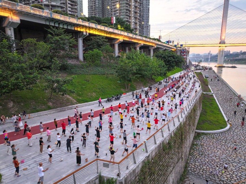 8月7日晚，沙坪壩區沙濱路，市民在中渡口碼頭景觀平臺散步鍛煉（無人機照片）。通訊員 郭晉 攝