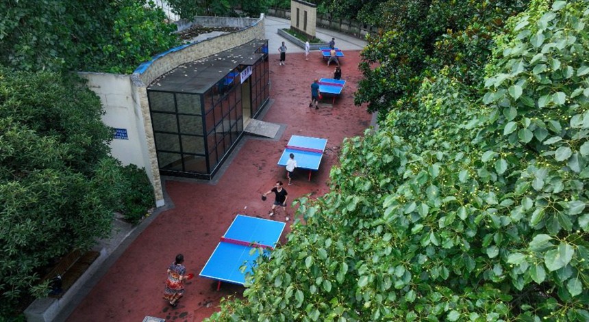 8月8日，酉陽縣鐘多街道河濱口袋公園，市民在打乒乓球健身（無人機照片）。特約攝影 邱洪斌