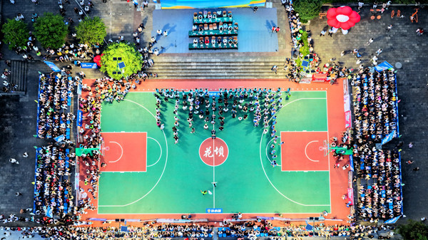 2025渝南黔北第九屆“醬史酒業·花壩杯”慈善籃球賽。石壕鎮供圖