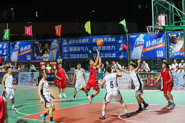 籃板下的激烈爭奪。周媛媛攝