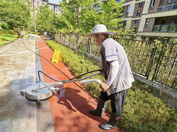 清掃公區。招商積余重慶公司供圖