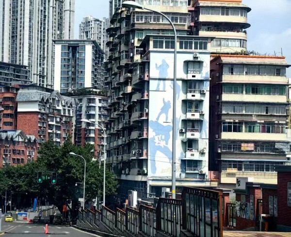 高樓上的涂鴉，是黃桷坪有別于其他地方的標志之一。黃桷坪街道供圖