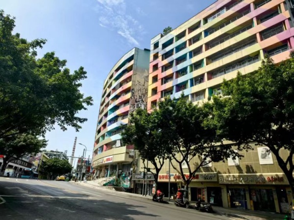 彩虹色的涂鴉讓大樓變得更有藝術氣息。黃桷坪街道供圖