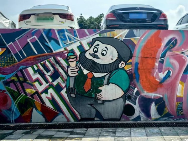 軌道站外的涂鴉呆萌可愛。黃桷坪街道供圖