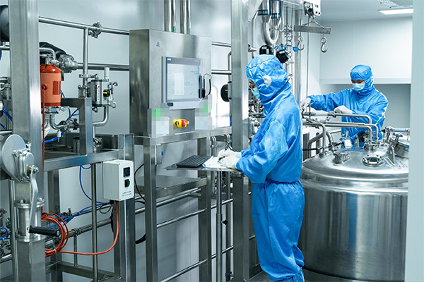 智翔金泰生產線上的科研人員。智翔金泰供圖