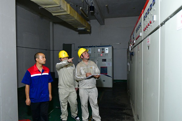 供電員工指導物業改接電源。國網重慶合川供電公司供圖