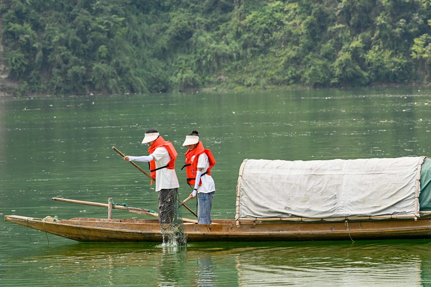 “河小青”志愿者們正在酉水河清漂。邱洪斌攝