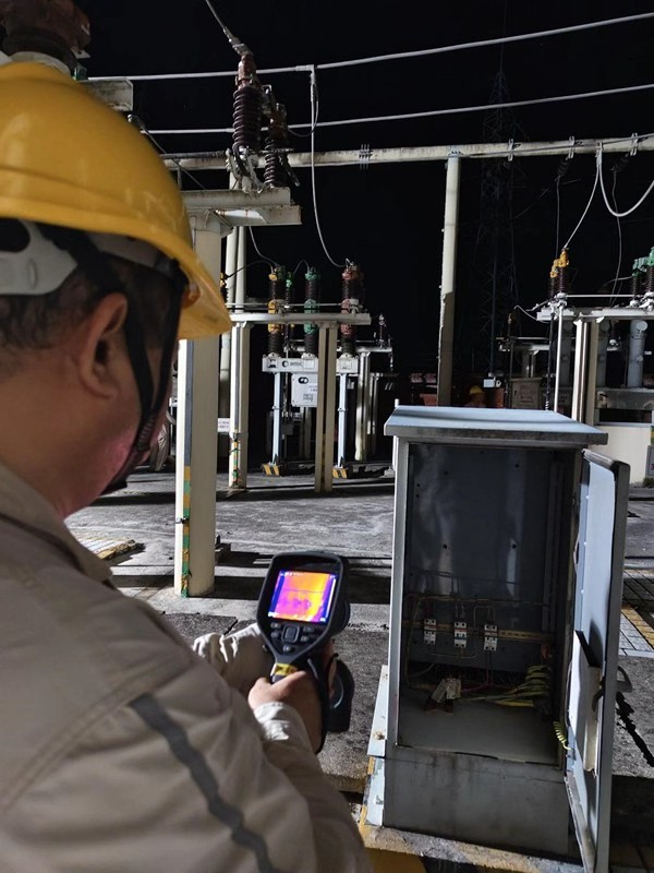 電力人員開展夜巡。國網重慶永川供電公司供圖