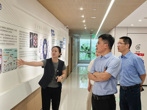 寶鋼軋輥科技有限責任公司相關負責人現場聽取重慶納米金屬研究院有關梯度納米技術（GNT）研發和產業化應用。重慶納米金屬研究院供圖