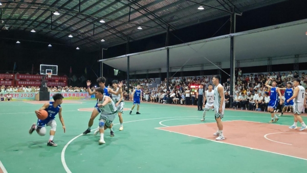激烈的籃球比賽現場。咸宜鎮供圖