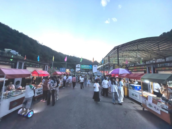 籃球場外的移動售賣區。咸宜鎮供圖