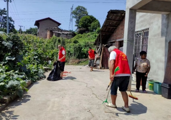 黨員服務隊的身影活躍在村中各處。牟萍攝