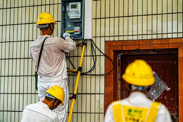 電力員工安裝動力電表。國網永川供電公司供圖