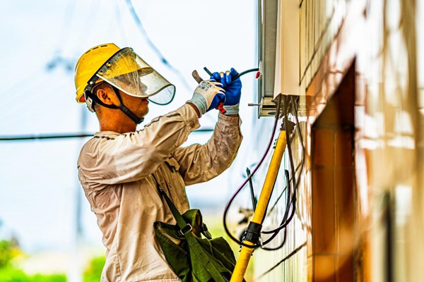 電力人員為電表接線。國網永川供電公司供圖