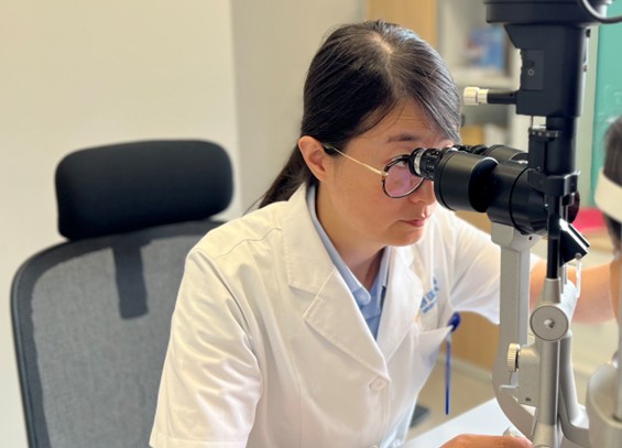 史月麗為患者檢查眼部情況。重慶普瑞眼科醫院供圖