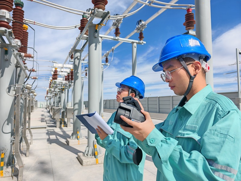 國網新疆電力有限公司員工在±800千伏巴里坤換流站降壓變區域開展紅外測溫及表計抄錄工作。馬文兵攝