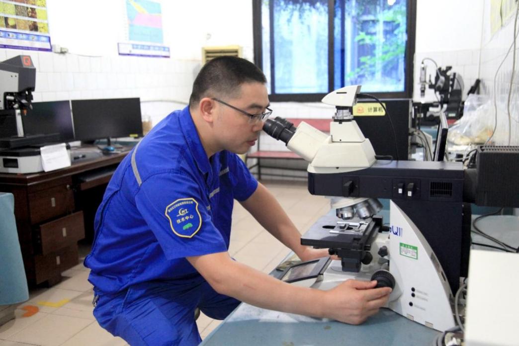 冉啟燕在理化室對新材料金相組織檢測分析。主辦方供圖