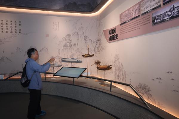 市民在江航運文化園展廳參觀。江北區委宣傳部供圖