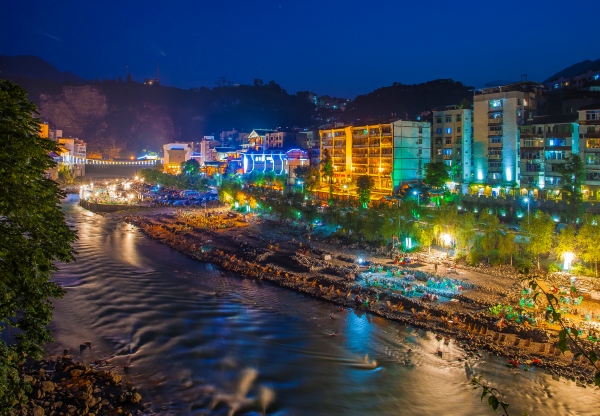 夜幕下的大寧河灘。巫溪縣文旅委供圖