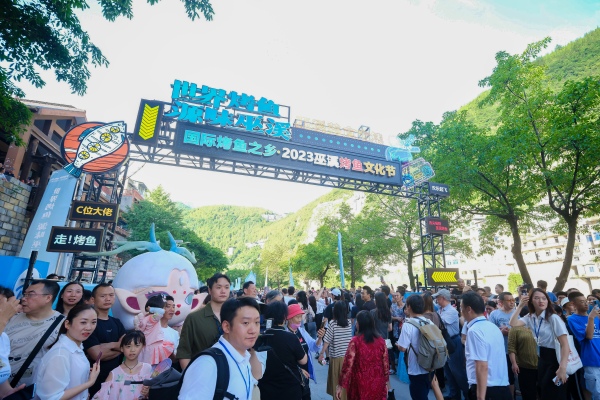 2023巫溪烤魚文化節大寧古城人頭攢動。受訪者供圖