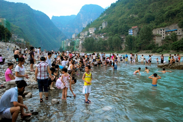 游客在大寧古城大寧河邊戲水。受訪者供圖