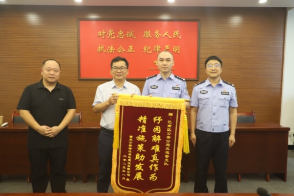 路面護航。巴南區公安分局交通管理支隊供圖