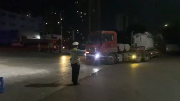 路面護航。巴南區公安分局交通管理支隊供圖