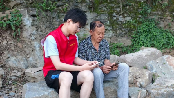 網格員幫助群眾通過“重慶基層智治平臺”發表需求建議。棲霞鎮供圖