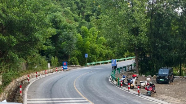 八字堰附近新設的臨時停車場。棲霞鎮供圖