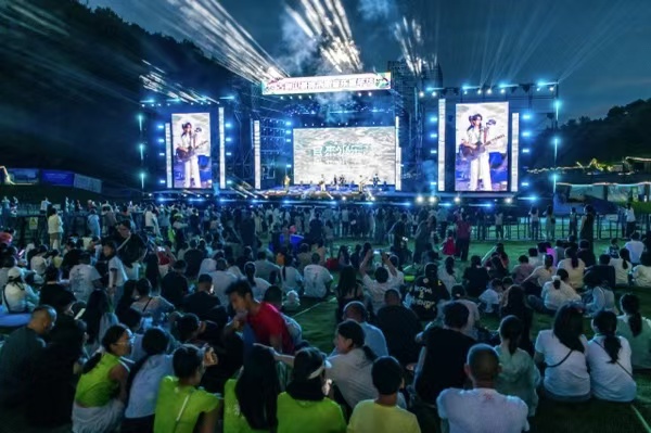 音樂會現場人潮涌動。陳再華攝