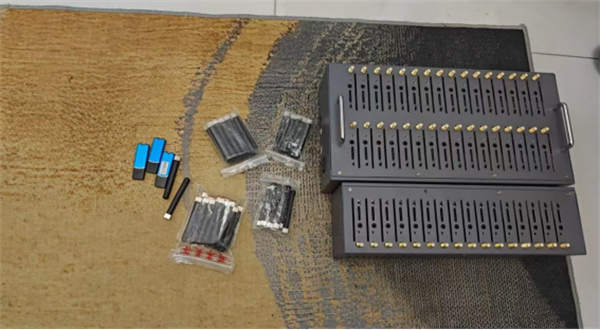 警方查獲的作案設備。重慶聯通供圖