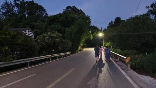 五布場鎮居民在路燈下散步。東溫泉鎮供圖