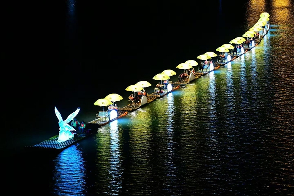 6月以來，重慶黔江濯水景區迎來旅游旺季，游船項目受游客熱捧。 景區供圖