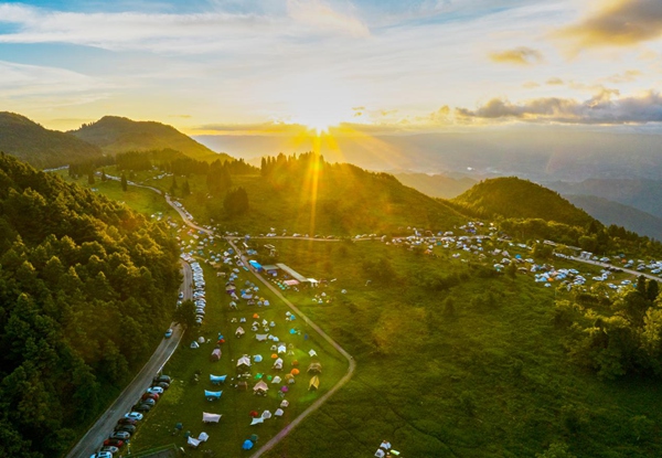 今年石柱千野草場露營狂歡季期間，眾多市民逃離城市熱浪，奔赴萬畝草場，感受山野清涼。景區供圖