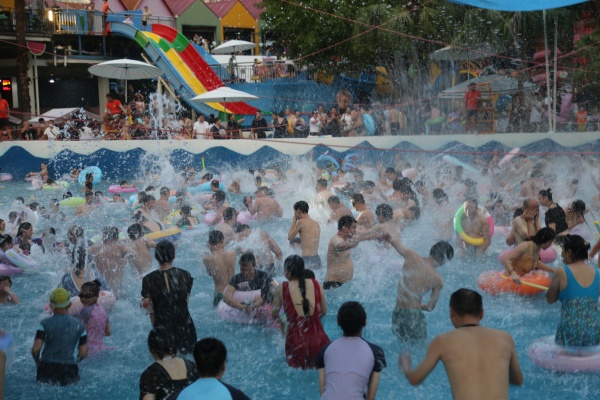 市民游客戲水納涼。景區供圖