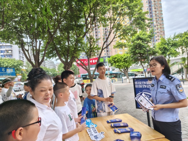 志愿者現場開展反詐宣傳。龍山街道供圖