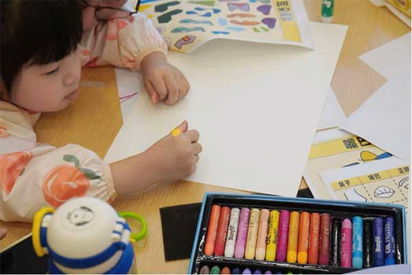 創意自畫像。竹林社區學院供圖