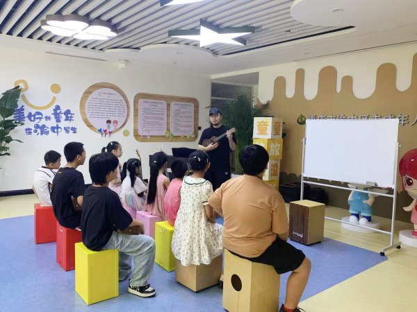 孩子們感受音樂魅力。任峰攝