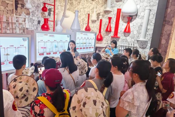 小朋友們在重慶市青少年禁毒教育基地參觀學習。湛琳麗攝