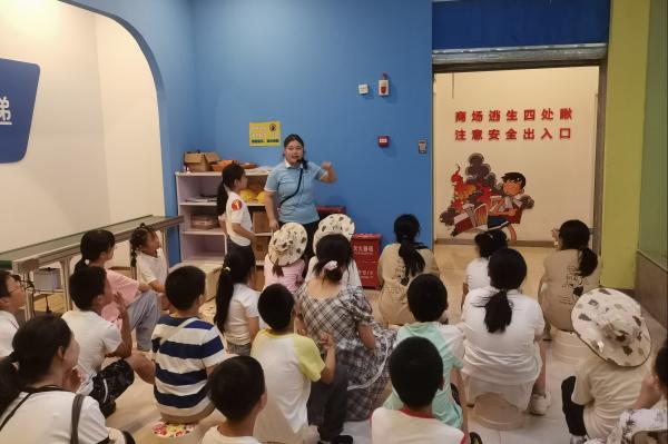 小朋友們在重慶市青少年禁毒教育基地參觀學習。湛琳麗攝