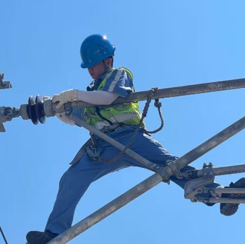 重慶軌道交通國博線草家灣車輛段接觸網工班工作人員開展絕緣子檢修作業。石苗苗攝