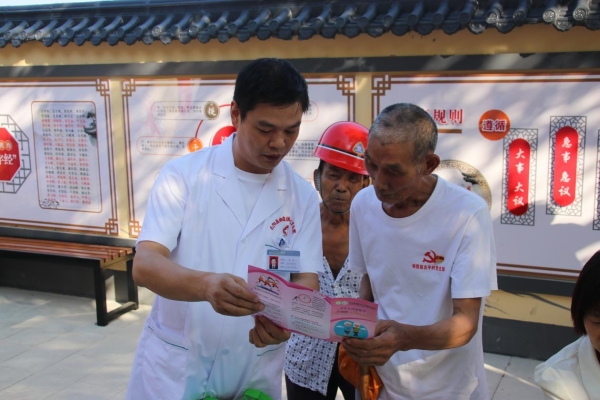 “N力量”醫護人員加入網格進行醫保政策宣傳。棲霞鎮供圖