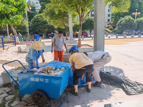 社區黨員與環衛工人一同進行社區環境治理。棲霞鎮供圖