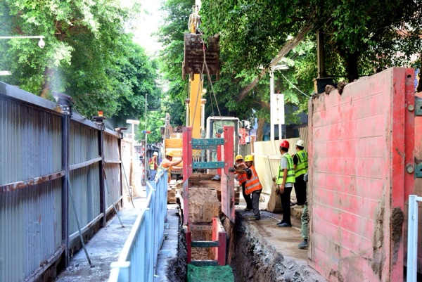 起重機吊起支戶箱。楊晨攝