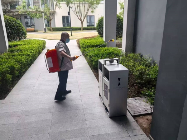 環衛人員背著消殺設備對重點部位噴灑消毒藥劑。劉琴攝