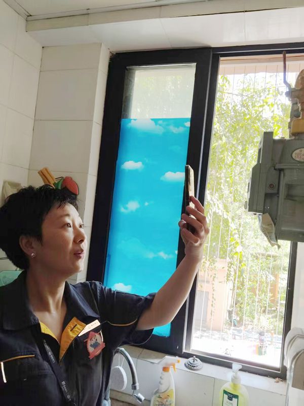 燃氣抄表員入戶抄表。重慶燃氣集團供圖